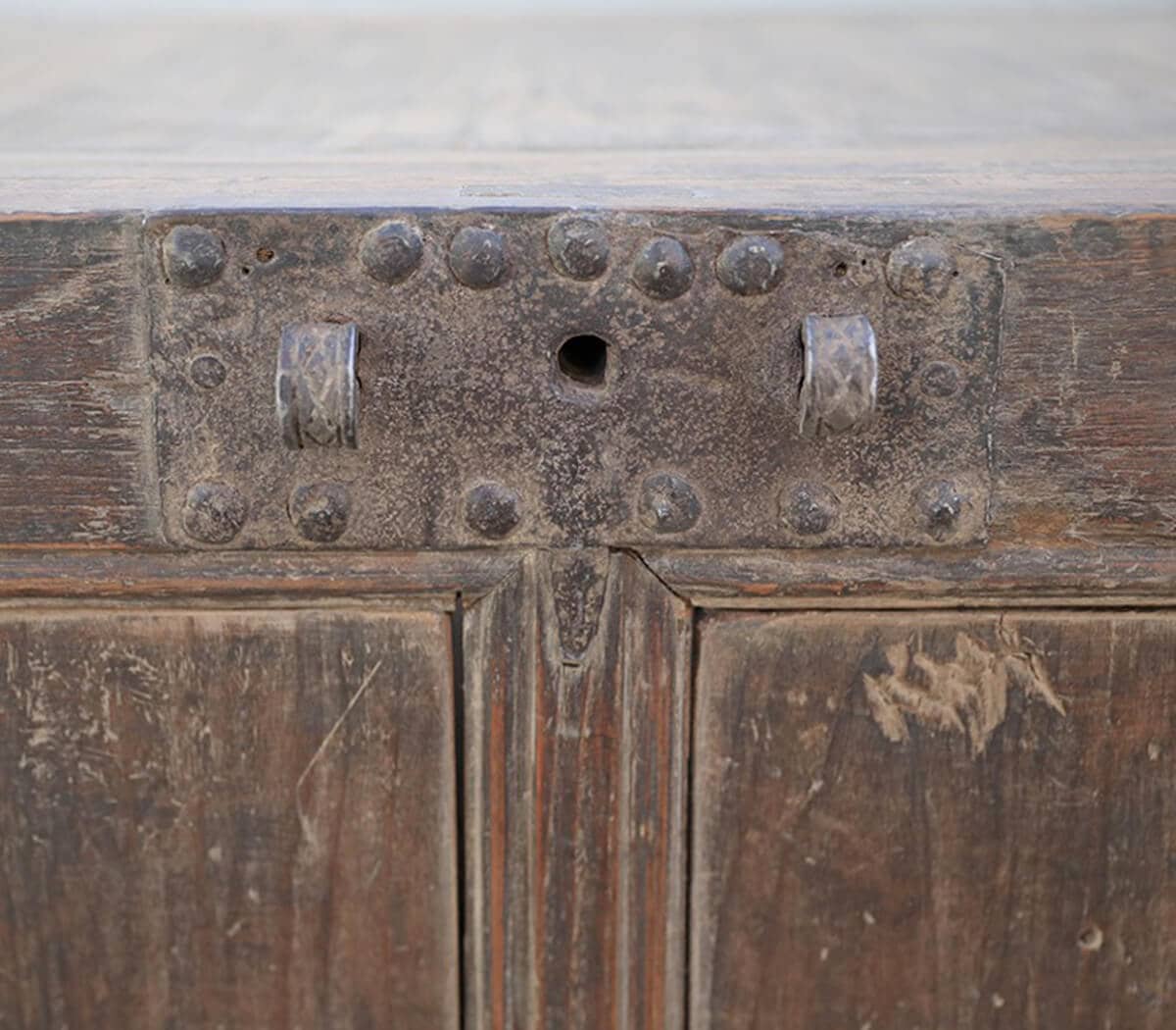 Dressoir-met-deuren-ijzeren-details-en-open-achterkant