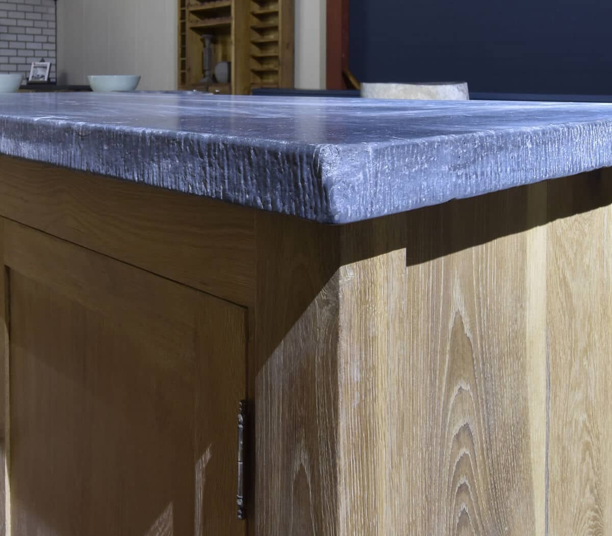 Eiken-badkamermeubel-met-belgisch-hardstenen-blad