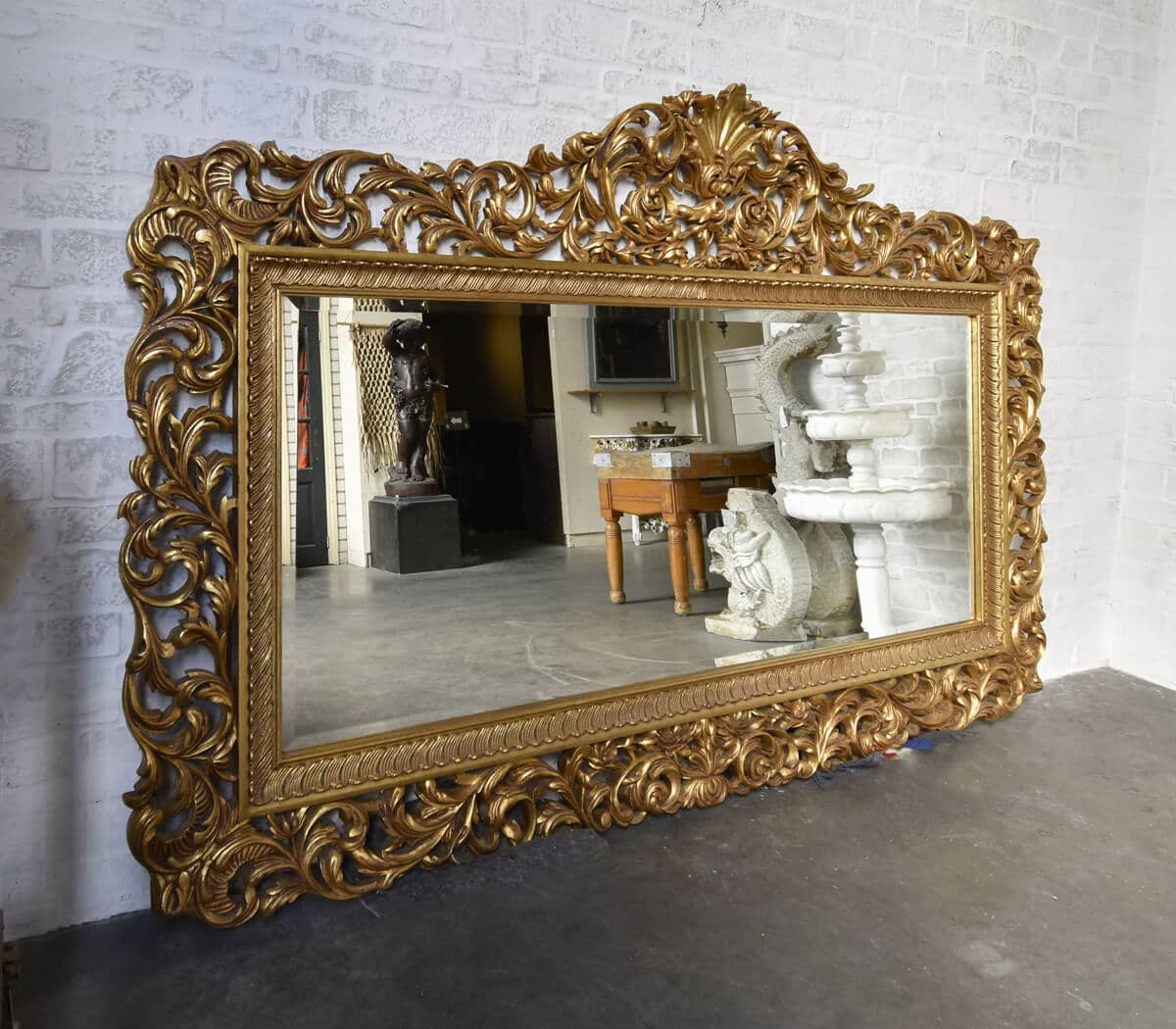 Zeer-grote-antieke-spiegel-in-Barok-stijl-met-facet-glas