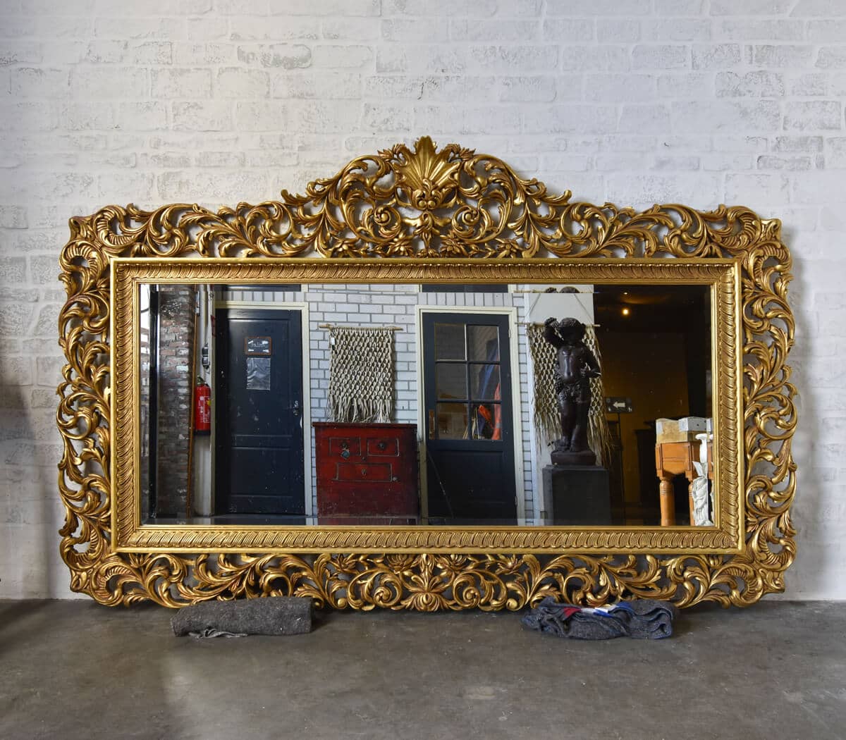 Zeer-grote-antieke-spiegel-in-Barok-stijl-met-facet-glas