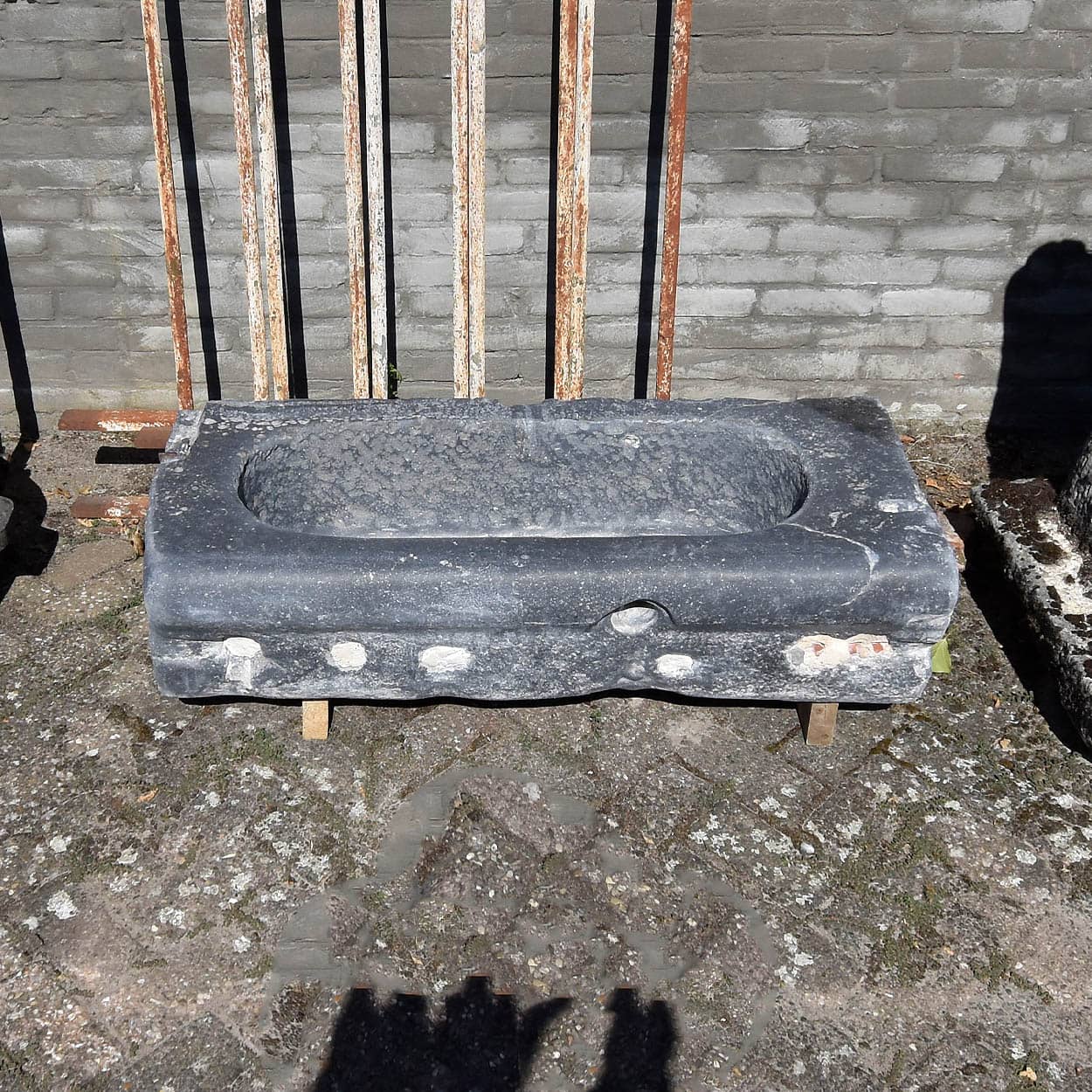 Oude-hardstenen-Trog-geborsteld
