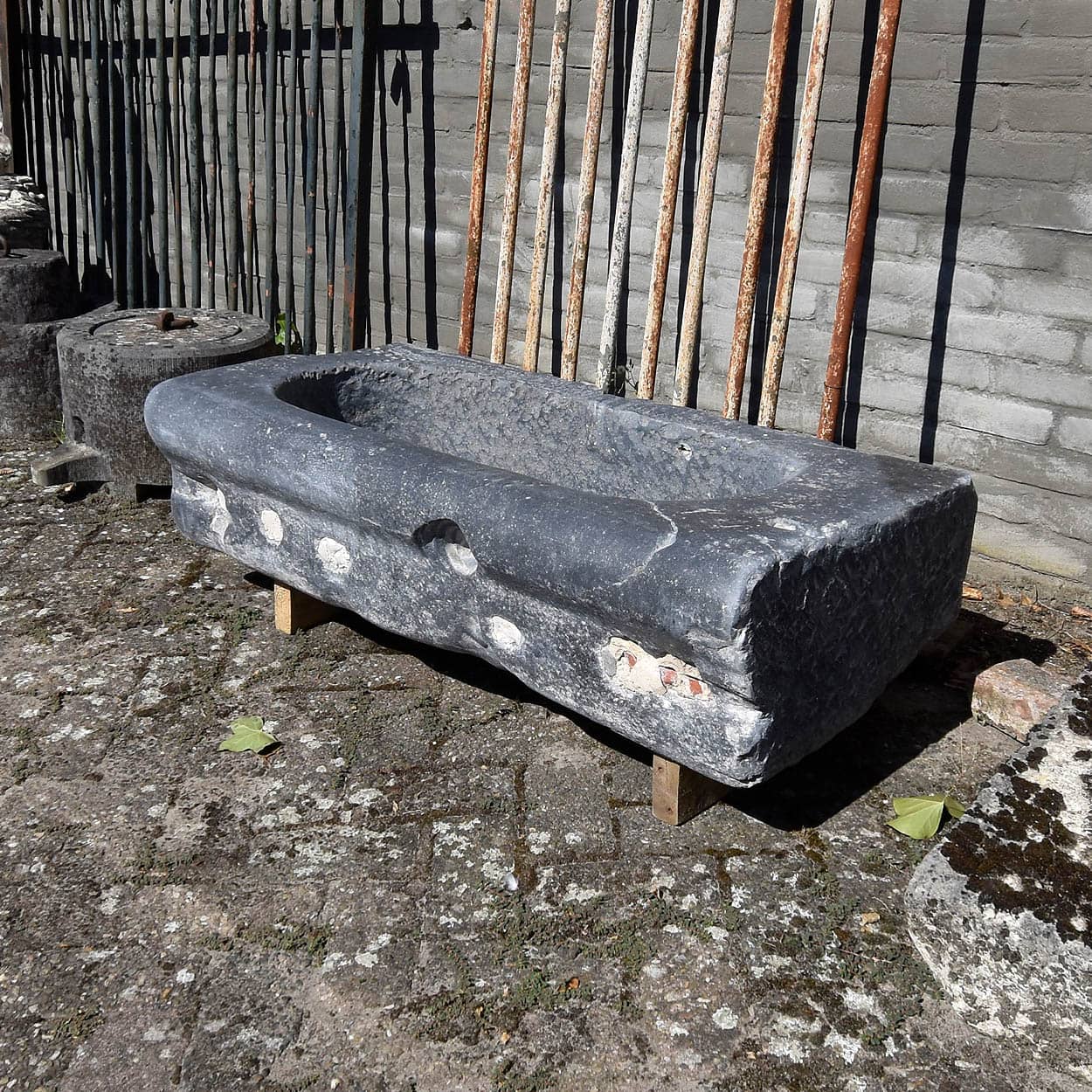 Oude-hardstenen-Trog-geborsteld