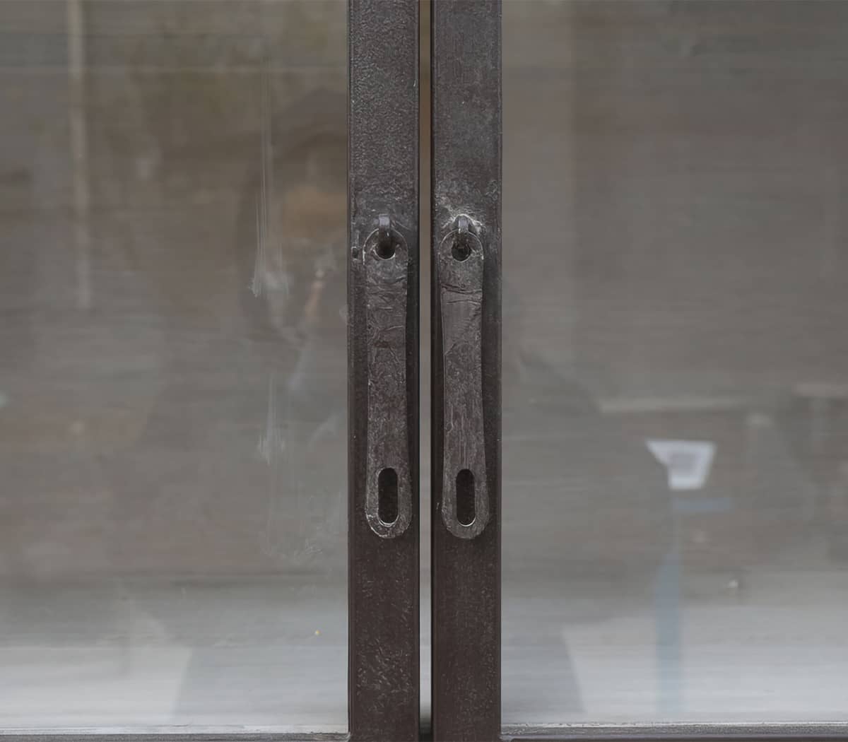 Buffetkast-met-2-deuren-met-glas-bruin-onderstel