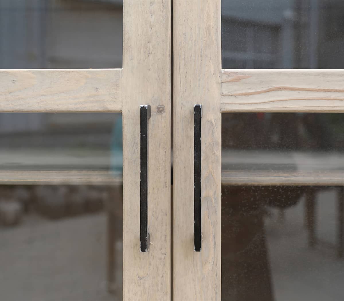 Houten-vitrinekast-met-2-deuren-met-glas