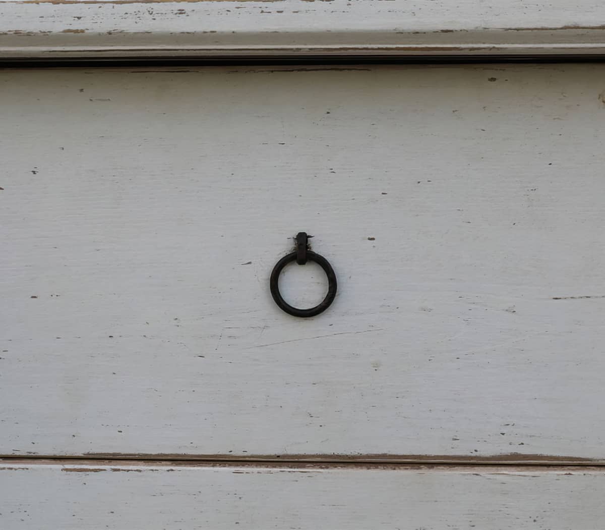 Wit-houten-kastjes-met-schuifdeur-met-glas-en-lades