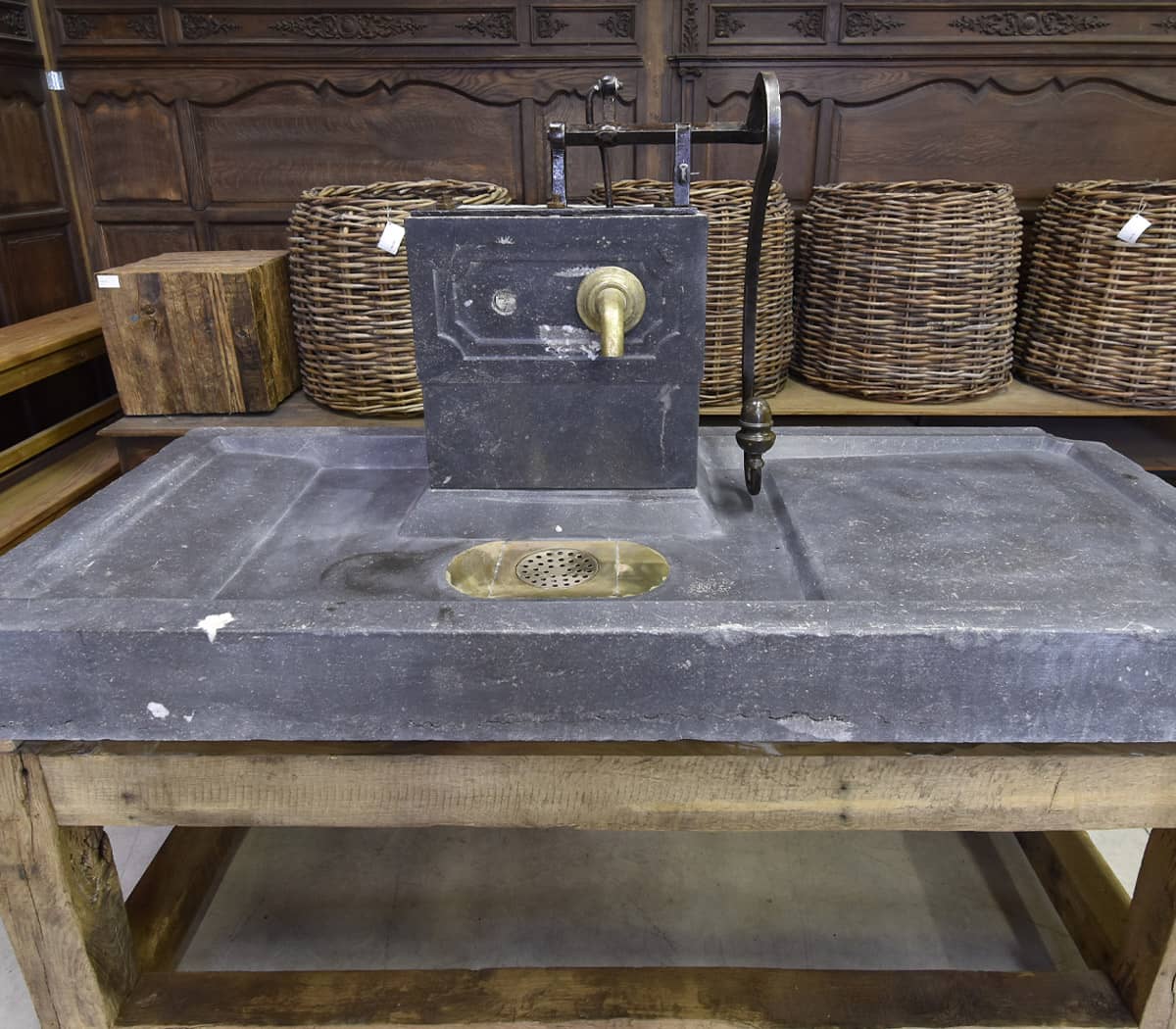 Keukenmeubel-eiken-onderstel-met-hardstenen-spoelbak-en-kraan