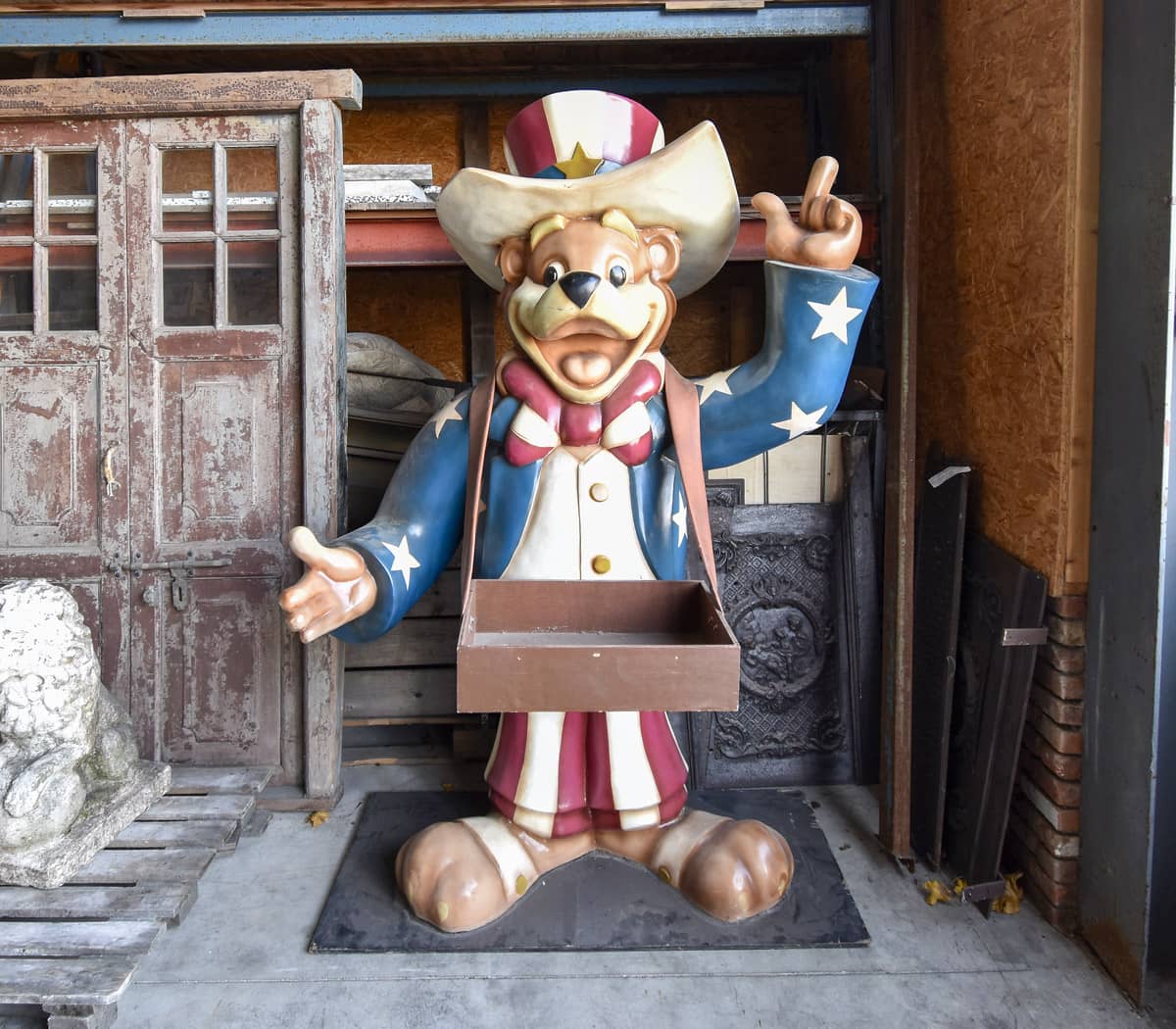 Beer-in-de-stijl-van-Uncle-Sam-die-een-dienblad-vasthoudt