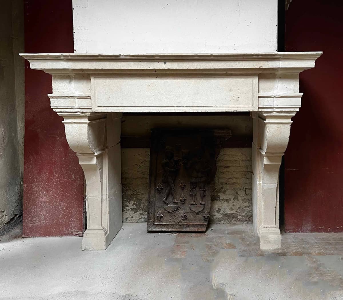 Renaissance-schouw-in-grijs-beige-zandsteen