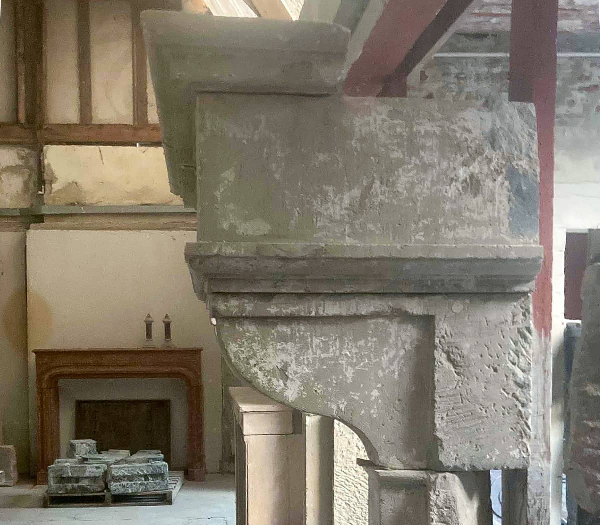 Renaissance-schouw-in-grijs-beige-zandsteen