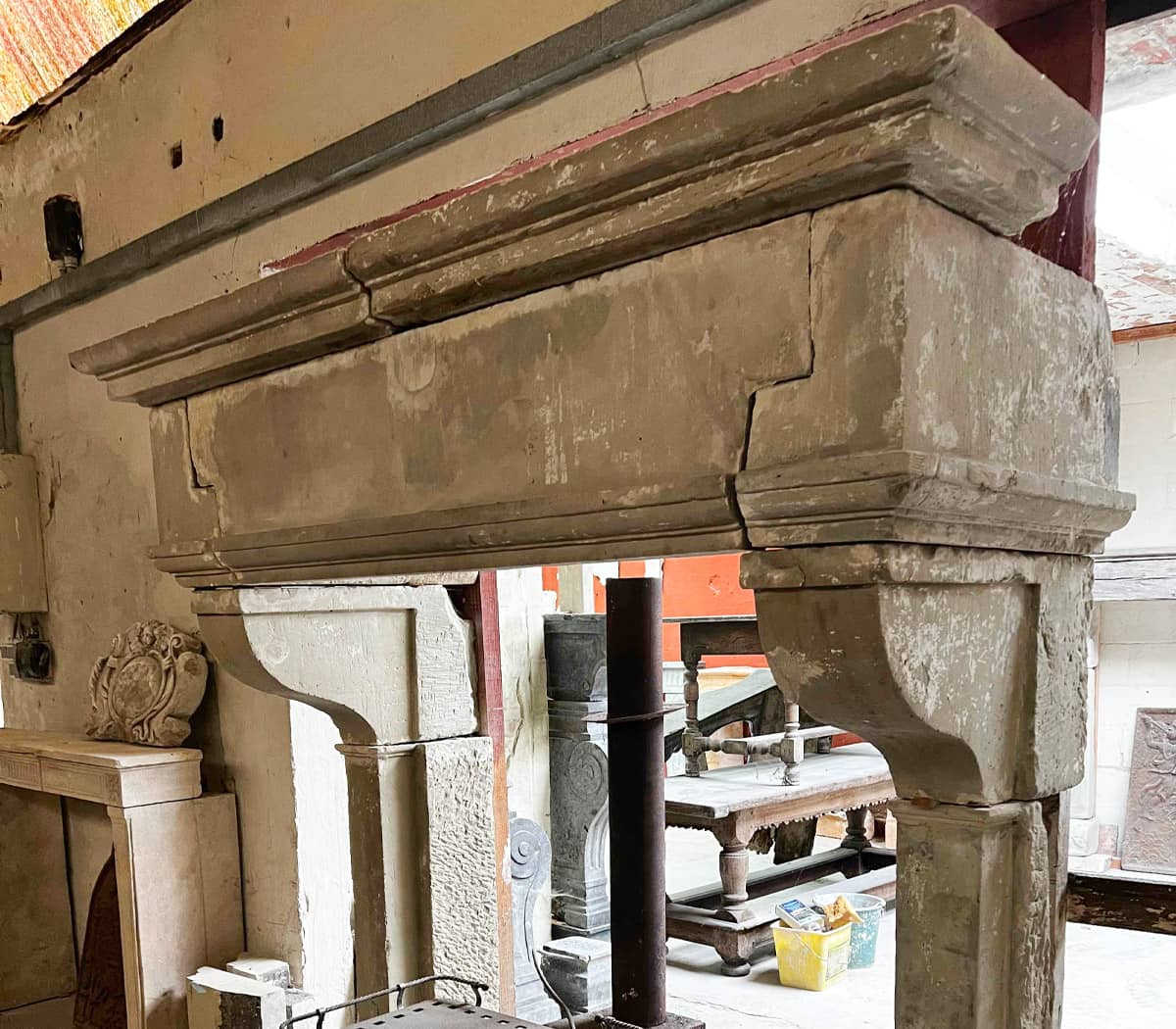 Renaissance-schouw-in-grijs-beige-zandsteen