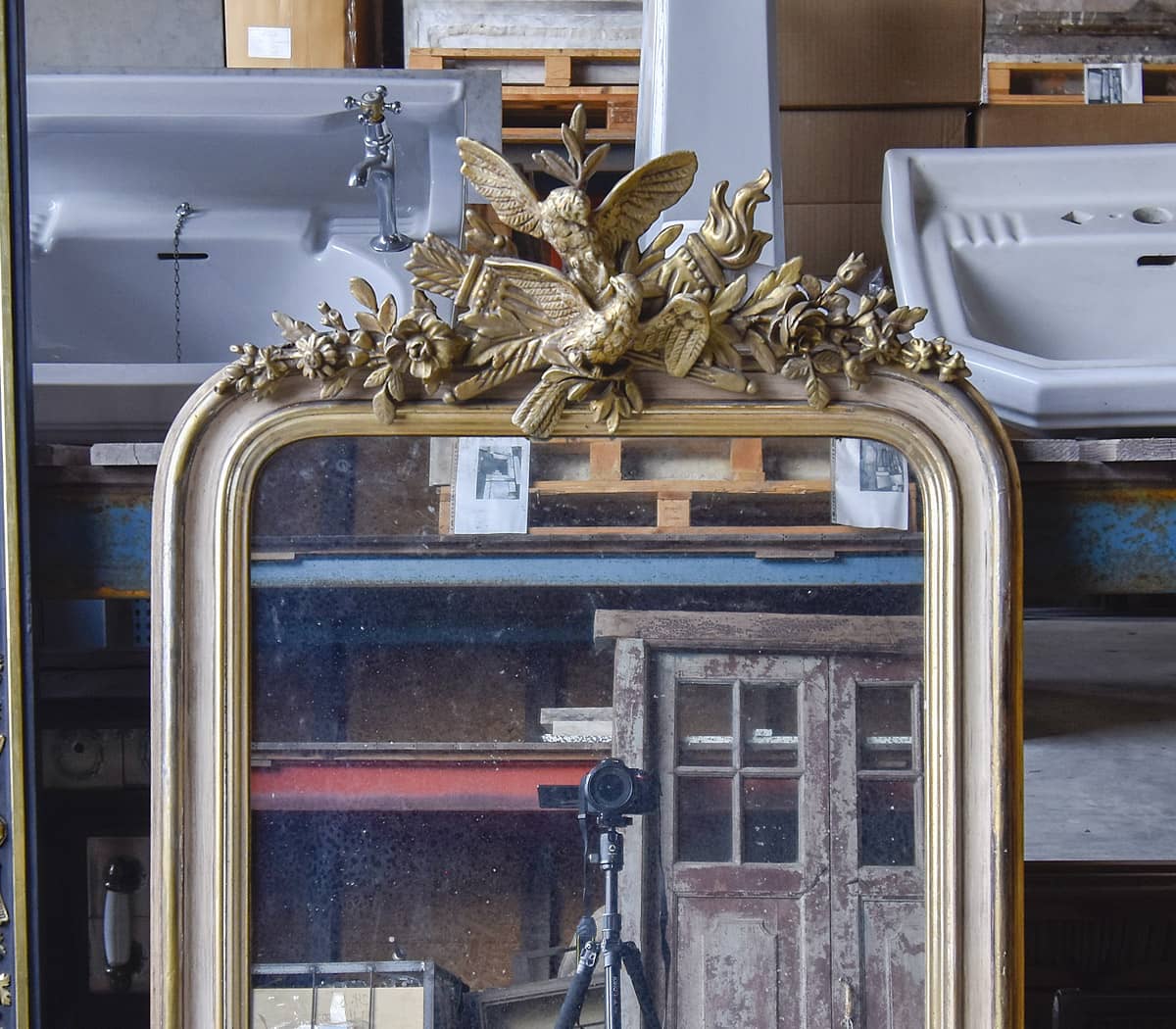 Antieke-kuifspiegel-met-bloem-en-vogeldecoratie