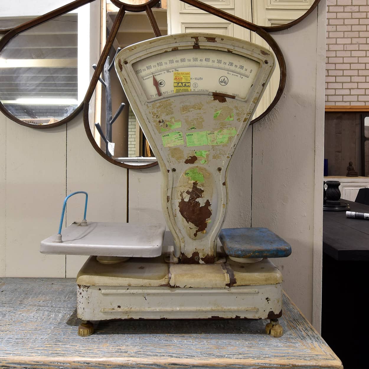 Vintage-mechanische-tafelweegschaal-met-wijzerplaat