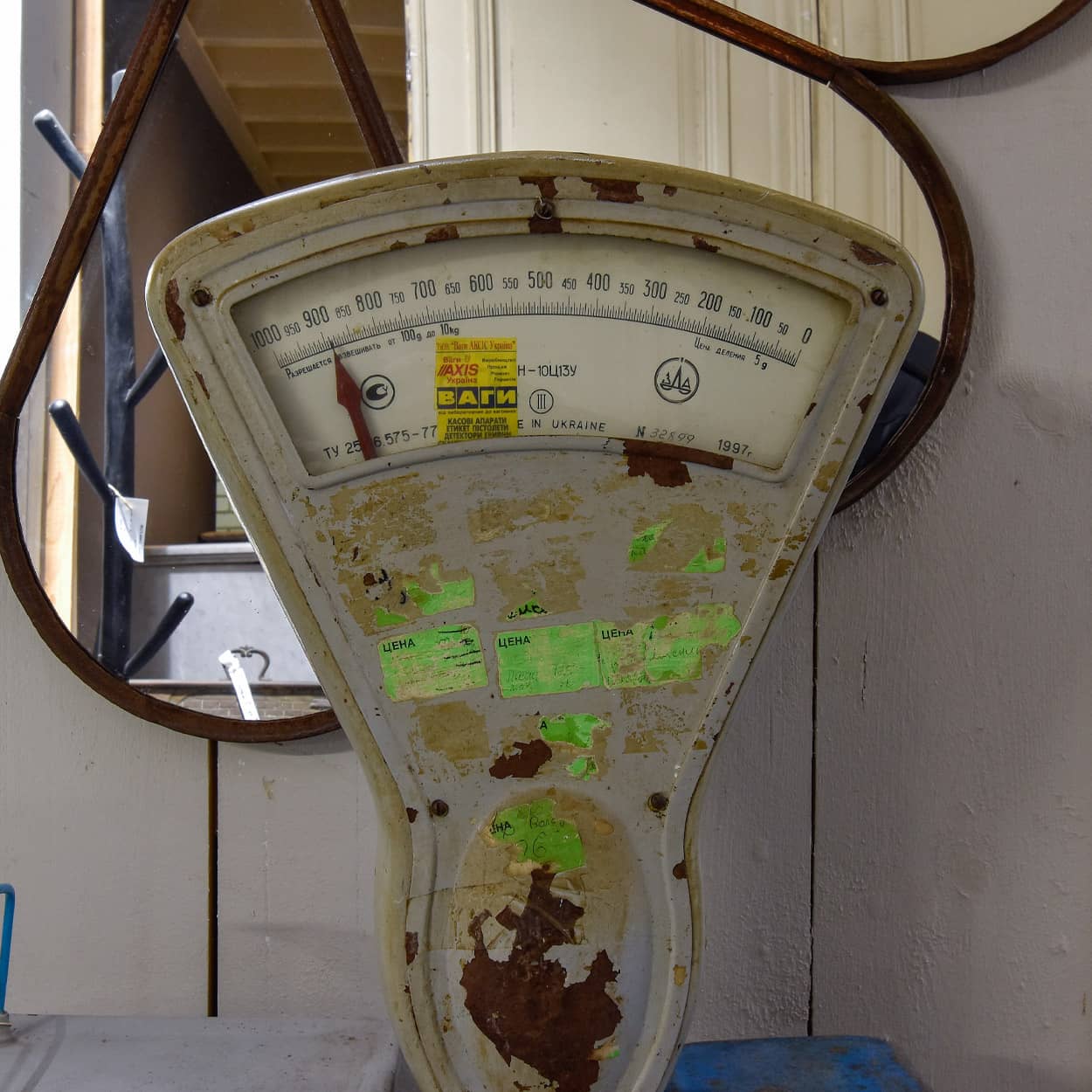 Vintage-mechanische-tafelweegschaal-met-wijzerplaat