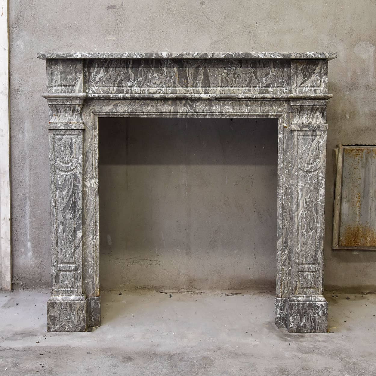 Grijs-Marmeren-Lodewijk-XVI-stijl-ombouwschouw