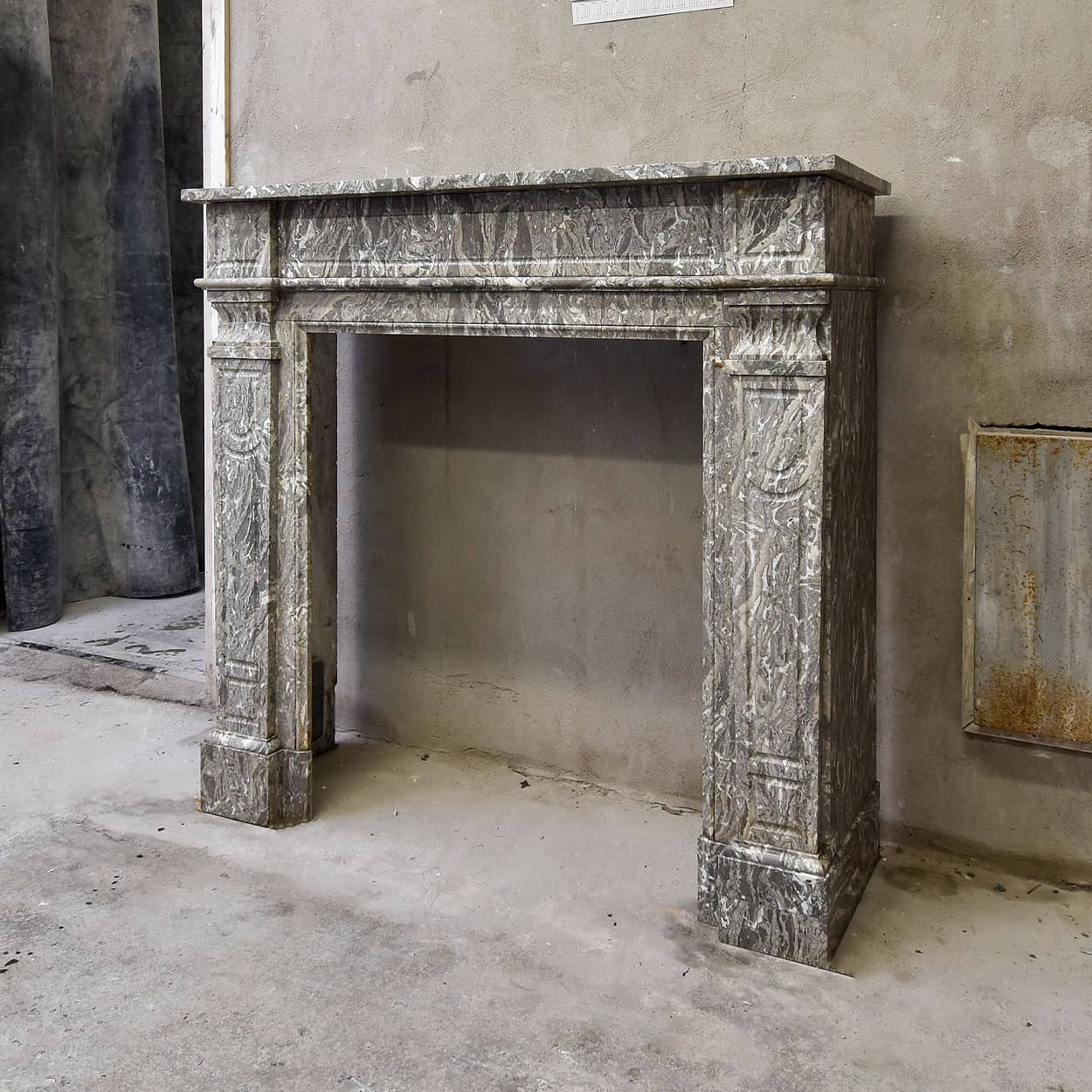 Grijs-Marmeren-Lodewijk-XVI-stijl-ombouwschouw