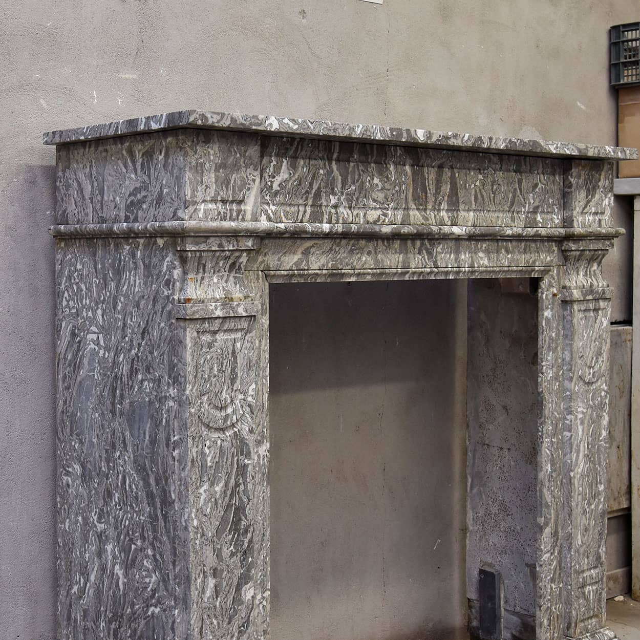 Grijs-Marmeren-Lodewijk-XVI-stijl-ombouwschouw