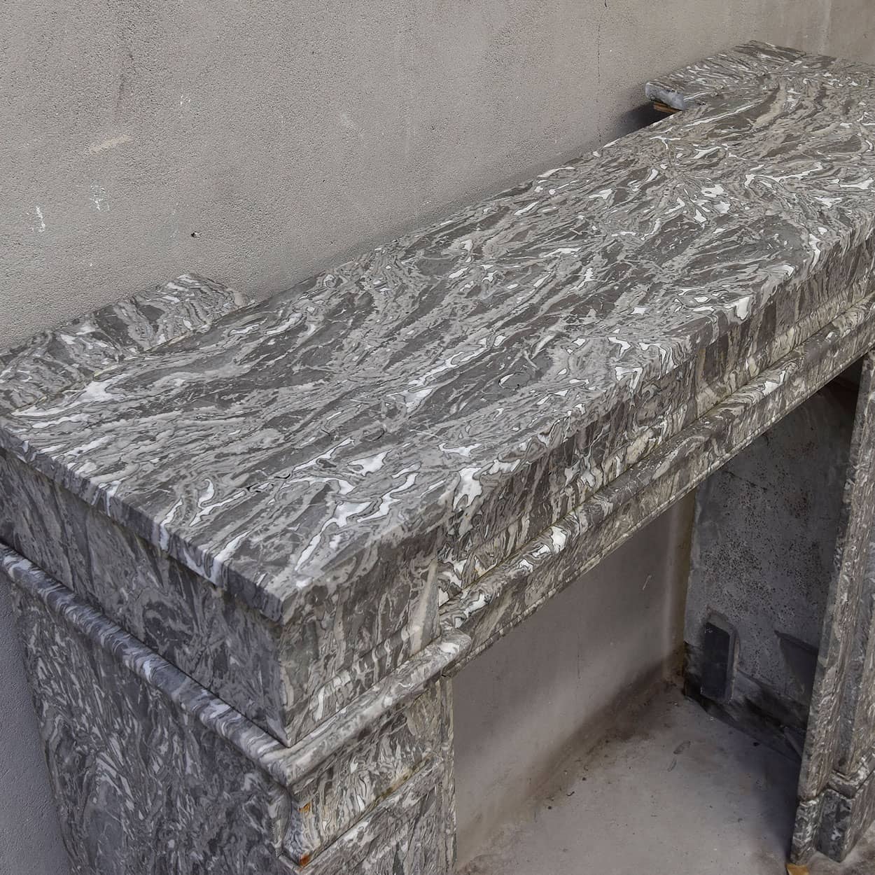 Grijs-Marmeren-Lodewijk-XVI-stijl-ombouwschouw