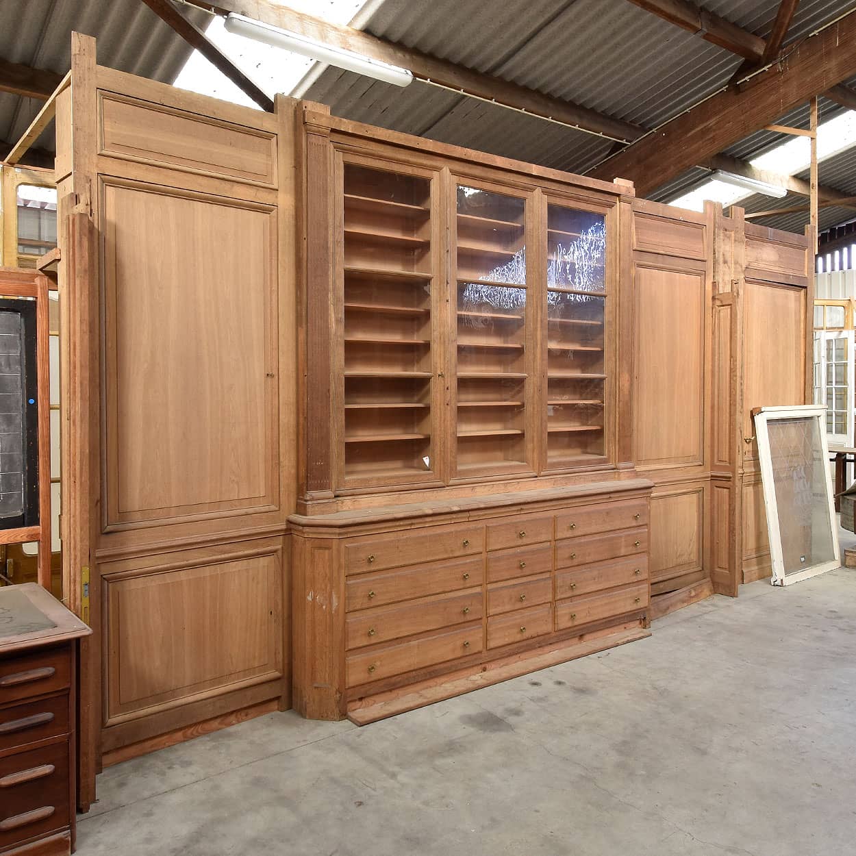 Unieke-kastenwand-met-lambrisering-en-deuren