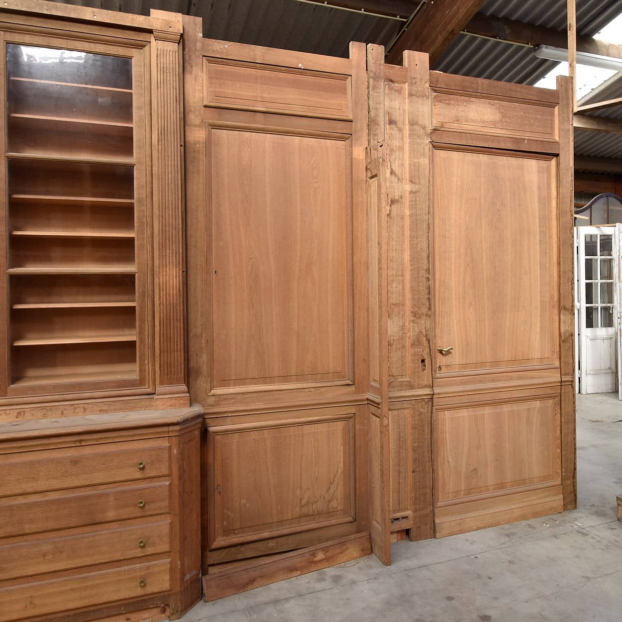 Unieke-kastenwand-met-lambrisering-en-deuren