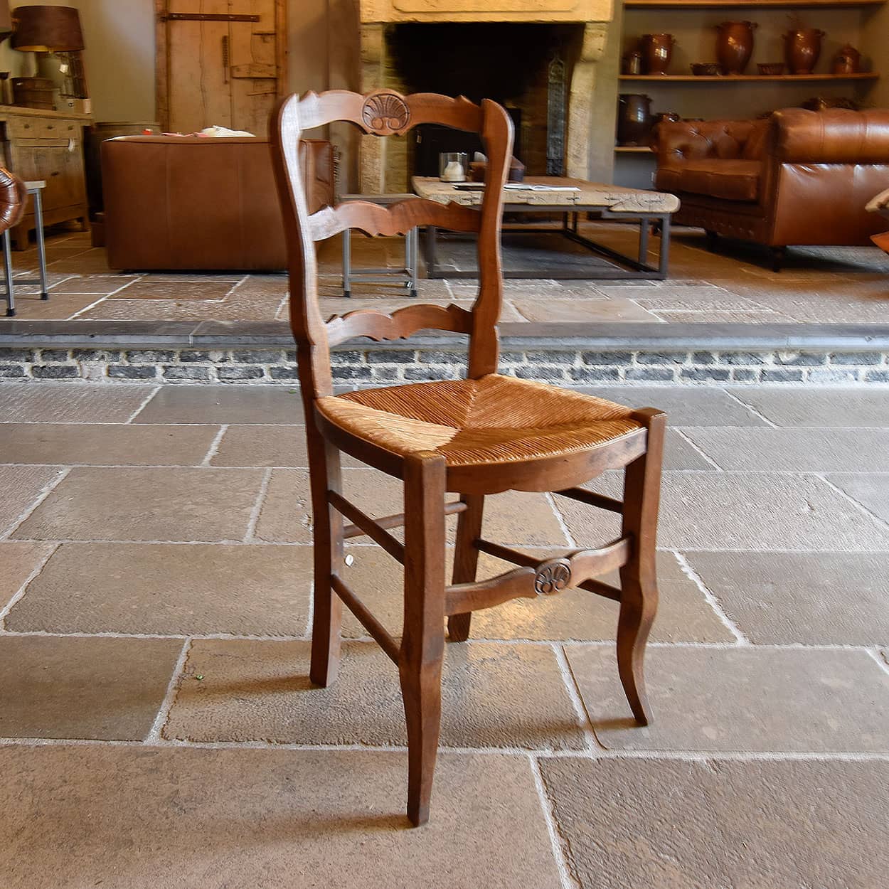 Antieke-Franse-stoelen-met-ladderrug-en-rieten-zitting