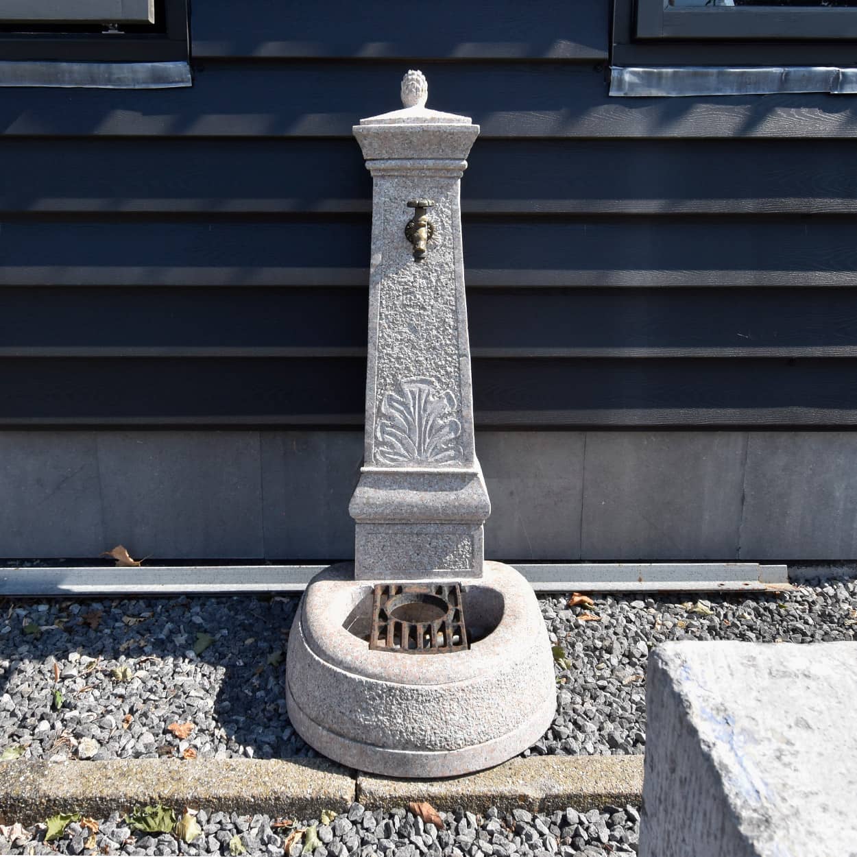 Kleine-granieten-wandfontein