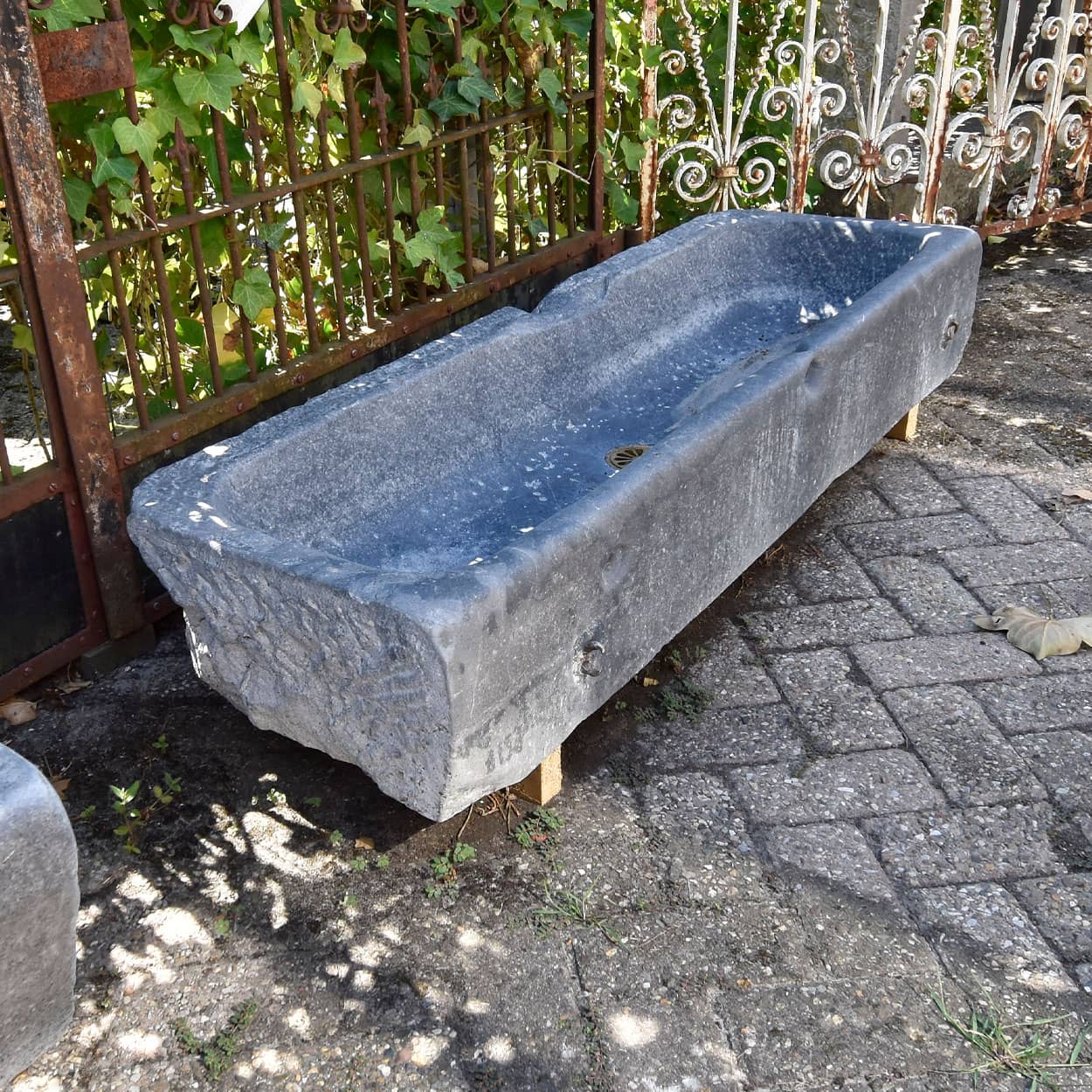 Oude-hardstenen-Trog-geborsteld