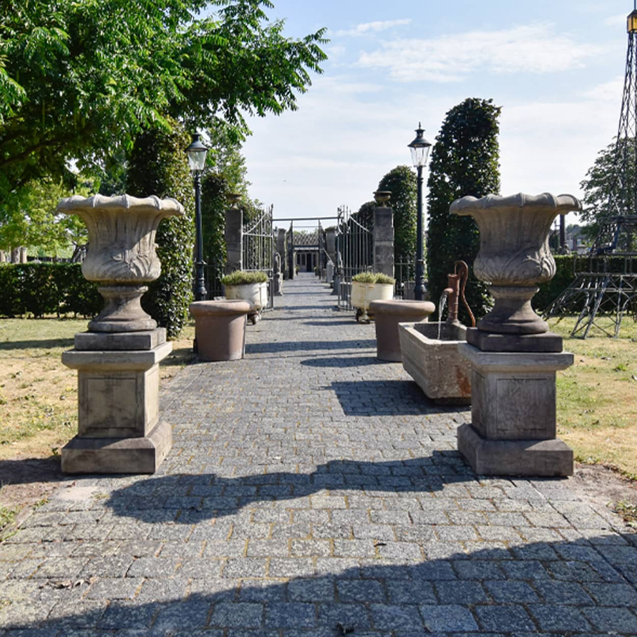 Set-van-2-stenen-vazen-op-sokkel