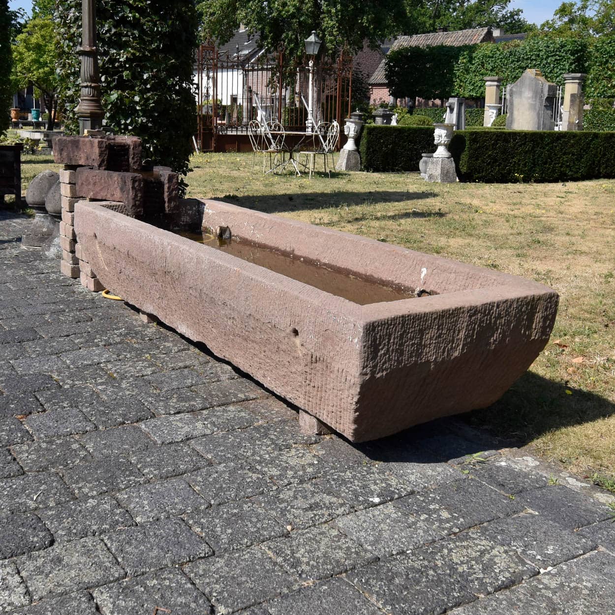 Zandstenen-bak-met-waterornament