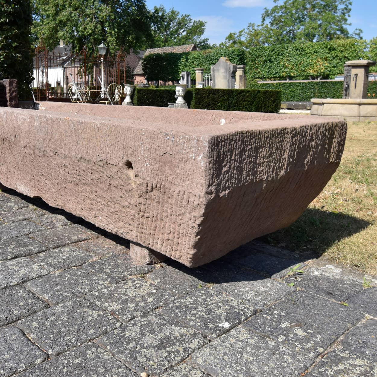 Zandstenen-bak-met-waterornament